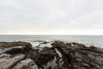 Fototapeta na wymiar Calm ocean in the morning. ocean shore with stones