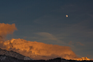 Obraz premium Der erste Schnee in den salzburger Alpen, Steinernes Meer Saalfelden bei Sonnenuntergang mit Alpenglühen und Mond, first snow in the season in alps at sunset with alpenglow and moon
