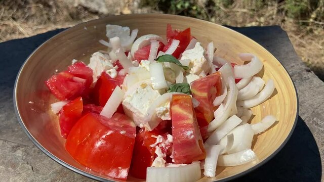 Salade de tomate, f&eacute;ta et oignons doux