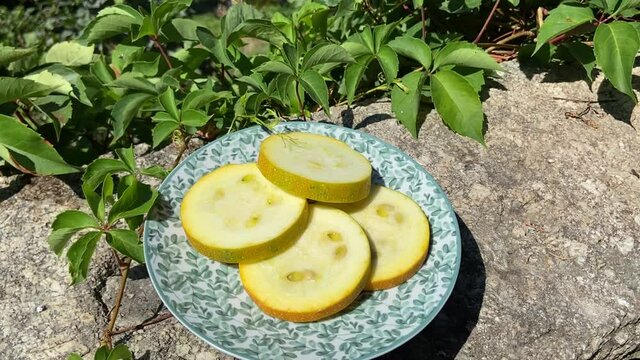 Courge jaune en tranches sur une assiette, C&eacute;vennes