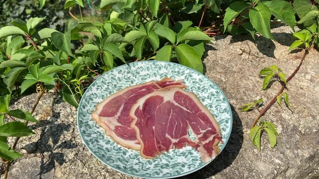 Jambon de pays en tranches sur une assiette