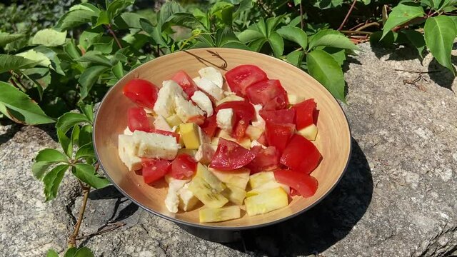 Salade de tomates et courges dans un bol