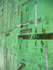 たくさんの使用跡が残る緑の掲示板