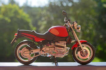 rotes motorrad modell mit grünem hintergrund
