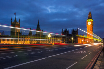 Fototapeta na wymiar Puente y palacio de Westminster con iluminación nocturna en la ciudad de Londres, Inglaterra