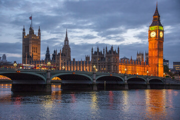 Fototapeta na wymiar Río Támesis y Palacio de Westminster con iluminación nocturna en la ciudad de Londres, Inglaterra