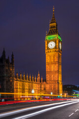 Fototapeta na wymiar Torre del Big Ben con iluminación nocturna en la ciudad de Londres, Inglaterra