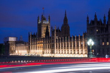 Fototapeta na wymiar Palacio de Westminster al anochecer en la ciudad de Londres, Inglaterra