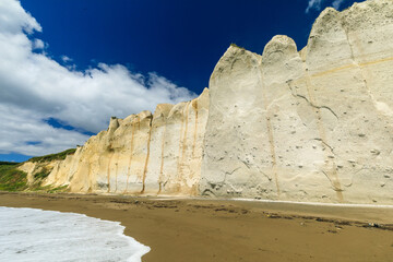 乙部町滝瀬海岸の白い断崖シラフラ