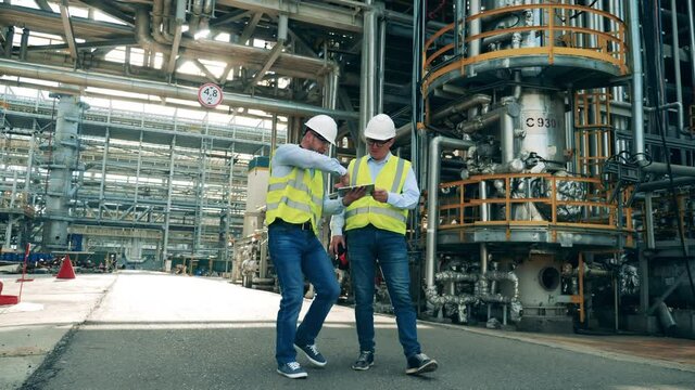 Industrial engineers are talking about the refinery plant