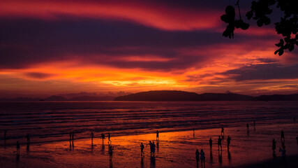 Atardecer Rojo en las playas de Krabi,Tailandia