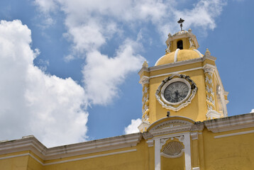 Reloj antiguo, en el Arco de Santa Catalina. Antigua Guatemala.