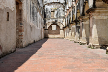 Antigua Guatemala, corredor rodeado de arcos en las ruinas de Santa Clara.