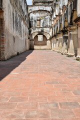Fototapeta na wymiar Antigua Guatemala, uno de los corredores rodeado de arcos en las ruinas de Santa Clara.