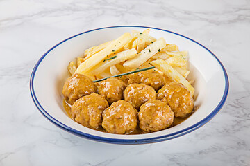 albóndigas de carne guisadas con salsa y patatas fritas. tapas, tapas bar, raciones, comida española casera