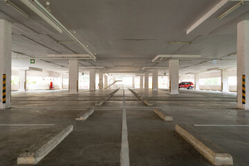 Obraz premium Parking garage department store interior Empty parking lot or garage interior Business building office