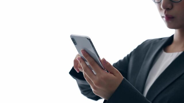 スマホを使う女性　シルエット