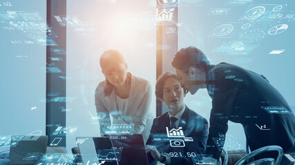 ミーティングするビジネスマンと経営戦略イメージ