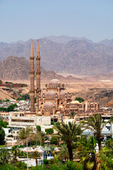 Naklejka premium Al-Sahaba Mosque against the backdrop of the Sinai Peninsula mountains in Sharm El Sheikh
