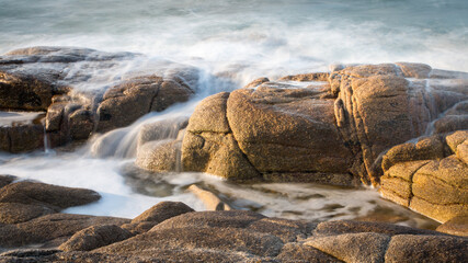 Les vagues et les roches