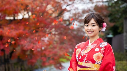 着物を着た女性　紅葉