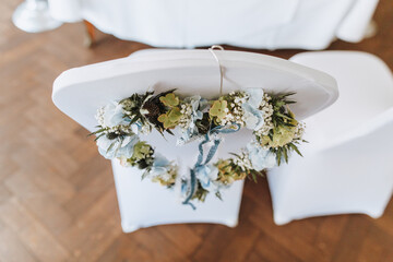 Schön geschmückter Stuhl mit Musse und Blumenschmuck am Tag der Hochzeit 