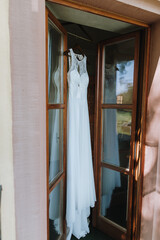 Brautkleid hängend am Fenster