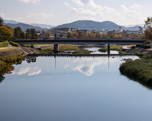 京都　鴨川に映る空と雲