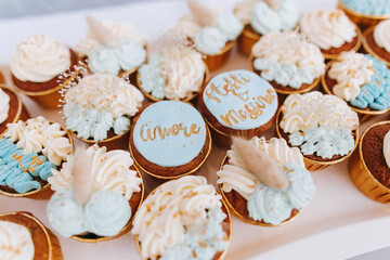 Hochzeitstorte und cupcakes - Anschnitt der Torte