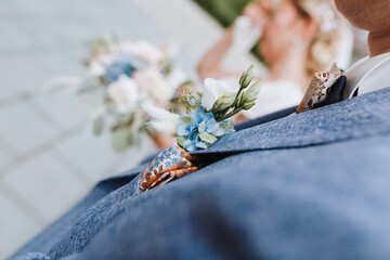 Blumengesteck beim Bräutigam am Hochzeitsanzug 