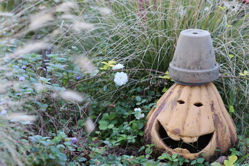 庭のハロウィーンのジャックランタンの飾り。
Halloween jack lantern decoration in the garden.