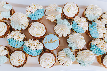 Hochzeitstorte und cupcakes - Anschnitt der Torte