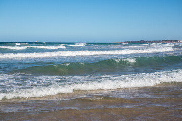 Fototapeta na wymiar waves on the barrosa beach, at low tide, in sancti petri, cadiz