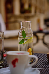 Wasserkaraffe mit Pfefferminze und Zitrone 