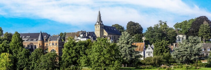 Fototapeta na wymiar Panorama Altstadt Essen Kettwig an der Ruhr Deutschland mit Kirche