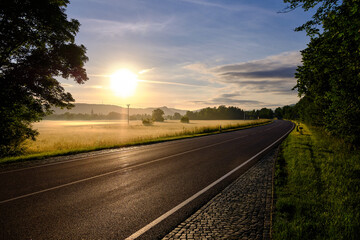 leere Strasse im Morgenlicht
