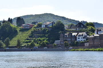 Uferpromenade von Alf an der Mosel bei den Weinkellereien