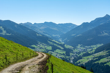 Fototapeta na wymiar Hiking trail with a panoramic maintain view in the Austrian Alps