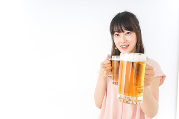 ビールを飲む若い女性 © maroke