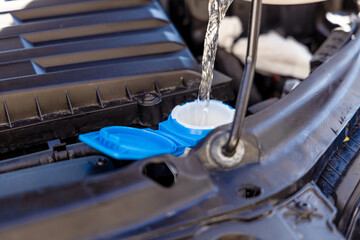 Wisch Wasser Behälter im Motor Raum eines Pkw