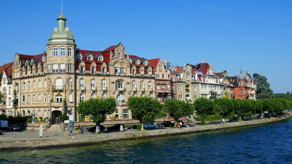 Fototapeta na wymiar Uferpromenade mit schönen alten Jugendstil - Häusern in Konstanz am Bodensee unter blauem Himmel 