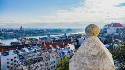 Naklejka premium 小塔のある要塞跡から見たブダペストの街