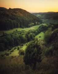 Obraz premium Sonnenuntergang in den Hügeln von Franken in Oberfranken Bayern Deutschland