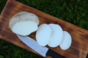 Bovist Pilz in Scheiben geschnitten auf einem Holzbrett