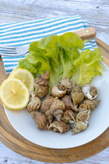 assiette de bulots cuits sur une table