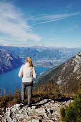 Naklejka premium Frau auf Monte Baldo - Bergblick