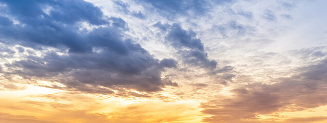 Fototapeta premium View of the twilight sky and sunlight with clouds