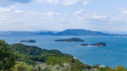 Fototapeta premium 瀬戸内海を見晴らす あじ竜王山公園から源平合戦由来の稲毛島、兜島、豊島ほか（香川県高松市庵治町 ）