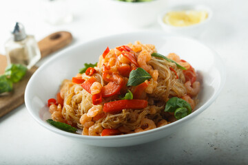 Asian noodles with shrimps and bell pepper