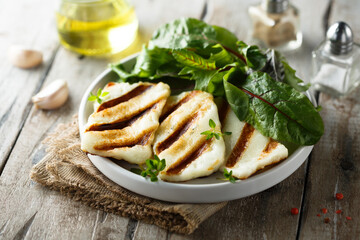 Grilled halloumi cheese with fresh green salad